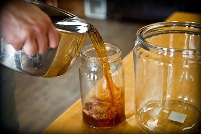 pour sugar tea solution into glass jars